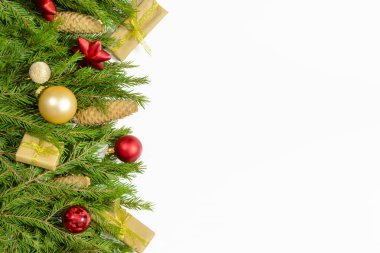 Beyaz, taze çam dalları, koni ve süs eşyaları kırmızı ve altın oluşan izole Noel kenarlık