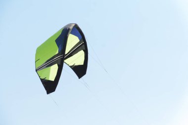 Kiteboarding uçurtma yakın çekim mavi gökyüzü bulutlu arka planda.
