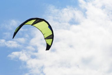 Kiteboarding uçurtma yakın çekim mavi gökyüzü bulutlu arka planda.