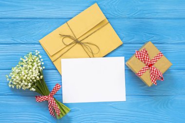 Anneler günü. Bayan gün. Sevgililer günü, Doğum günü arka plan. üstten görünüm, düz yatıyordu, mockup