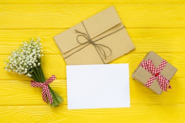 Anneler günü. Bayan gün. Sevgililer günü, Doğum günü arka plan. üstten görünüm, düz yatıyordu, mockup