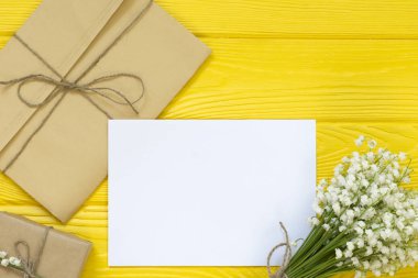 Anneler günü. Bayan gün. Sevgililer günü, Doğum günü arka plan. üstten görünüm, düz yatıyordu, mockup