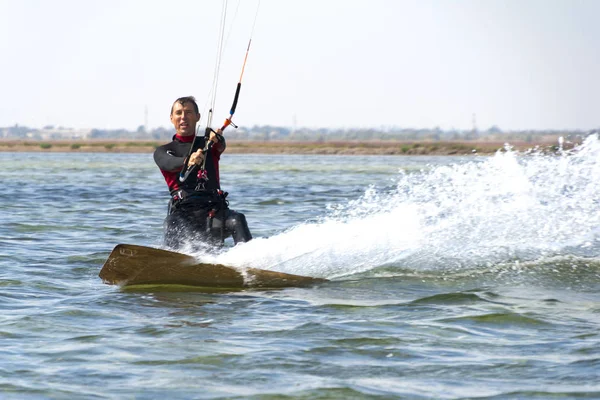 Kitesurfing. Muž jede draka v moři — Stock fotografie