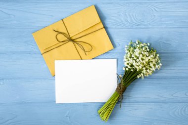 Anneler günü. Bayan gün. Sevgililer günü, Doğum günü tebrik arka plan. Lily hediye ambalaj vadi, zarf,.