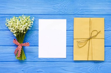 Anneler günü. Bayan gün. Sevgililer günü, Doğum günü tebrik arka plan. Lily hediye ambalaj vadi, zarf,.