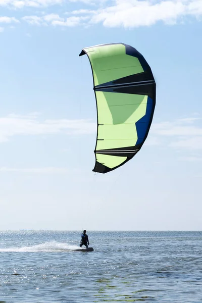 Kite Surfing Proti Krásné Nebe Detailní Záběr Draka — Stock fotografie