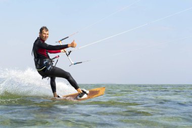 Kitesurfing. Adam uçurtma deniz gezintisi
