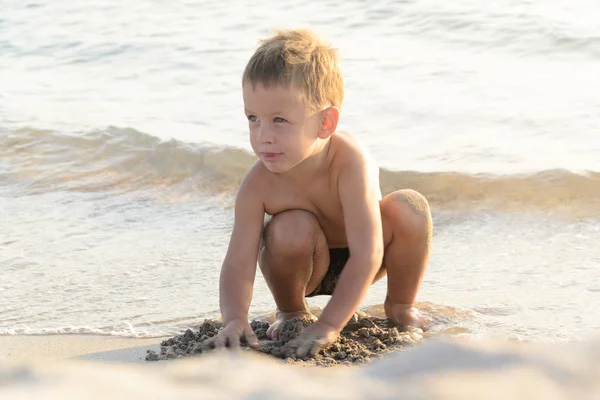 Милый Мальчик Играет Пляжными Игрушками Тропическом Пляже — стоковое фото