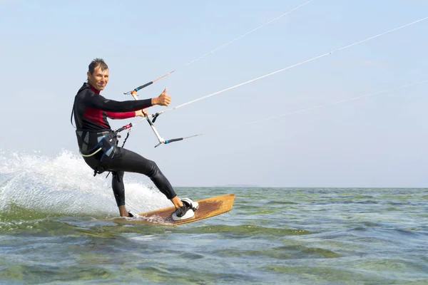 Kitesurfing. Mężczyzna jedzie na latawiec w morzu — Zdjęcie stockowe