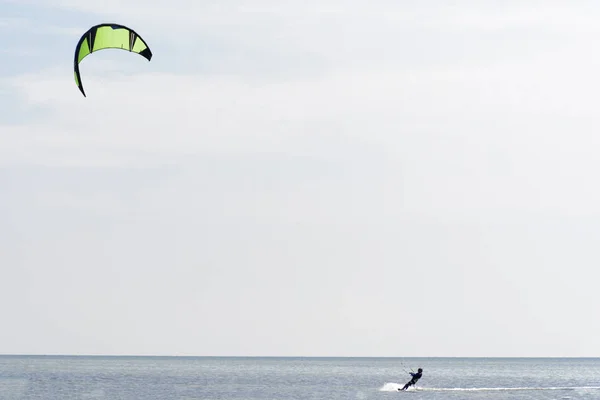 Kitesurfer 검은 바다에 그의 연을 타고. — 스톡 사진