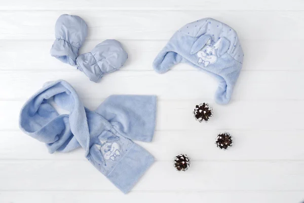 Tenue de mode automne ou hiver. Ensemble de vêtements bleu garçon bébé sur le fond en bois . — Photo