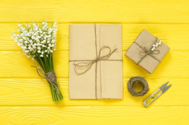 Anneler günü. Bayan gün. Sevgililer günü, Doğum günü tebrik kavramı arka plan. üstten görünüm, düz yatıyordu, mockup