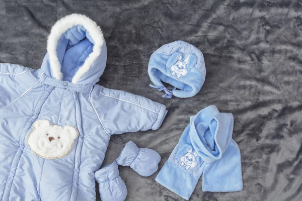 Herbst- oder Wintermode. Baby Boy blaue Kleidungsstücke auf dem grauen Deckenhintergrund. — Stockfoto