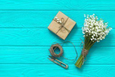 Metin, düz için kopya yer mockup buket ve boş tebrik kartı, hediye kutusu üst görünüm, lay