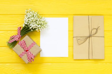 Metin, düz için kopya yer mockup buket ve boş tebrik kartı, hediye kutusu, zarf üstten görünüm ile yatıyordu