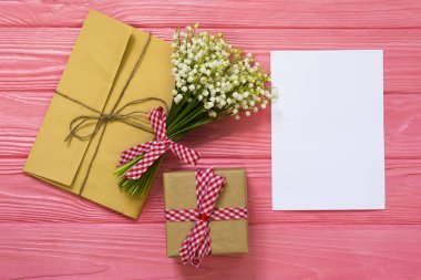 Metin, düz için kopya yer mockup buket ve boş tebrik kartı, hediye kutusu, zarf üstten görünüm ile yatıyordu