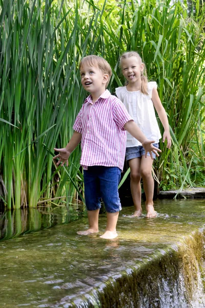 Zwei Kinder Die Einen Schönen Sommer Haben Viel Spaß Mit — Stockfoto