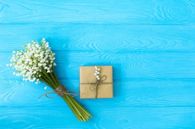 Metin, düz için kopya yer mockup buket ve boş tebrik kartı, hediye kutusu üst görünüm, lay