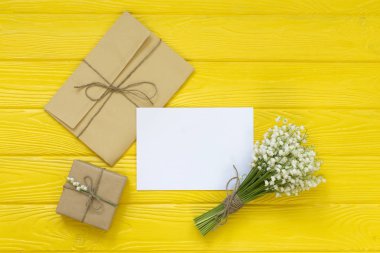Metin, düz için kopya yer mockup buket ve boş tebrik kartı, hediye kutusu, zarf üstten görünüm ile yatıyordu