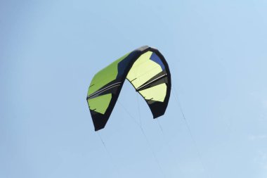 Kiteboarding uçurtma yakın çekim mavi gökyüzü bulutlu arka planda