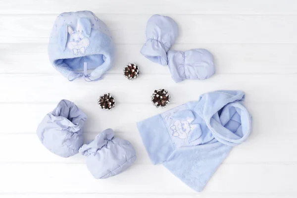 Σετ Παιδικά Χειμωνιάτικα Ρούχα Για Νεογέννητα Κασκόλ Καπέλο Γάντια Λευκό — Φωτογραφία Αρχείου