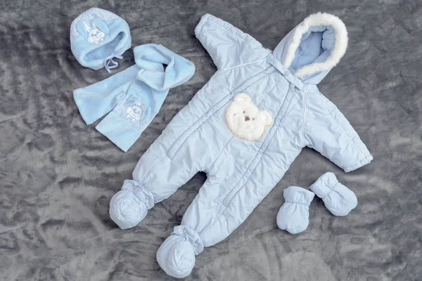 Herbst Oder Wintermode Baby Boy Blaue Kleidungsstücke Auf Dem Grauen — Stockfoto