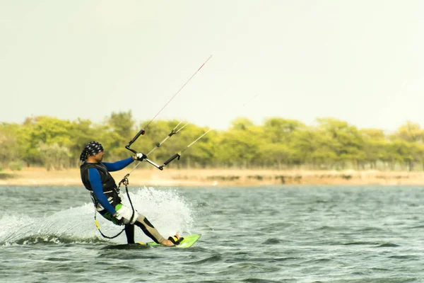 Kite Surfista Monta Ondas — Fotografia de Stock