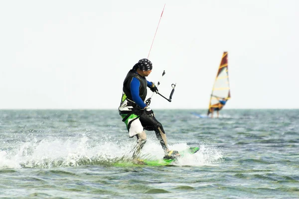 Kitesurfing Kiteboarding Akcji Zdjęcia Człowiek Wśród Fal Szybko Idzie — Zdjęcie stockowe