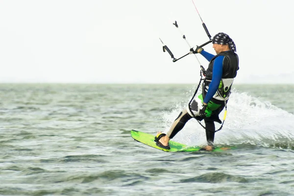 Kitesurfing Kiteboarding Akcji Zdjęcia Człowiek Wśród Fal Szybko Idzie — Zdjęcie stockowe