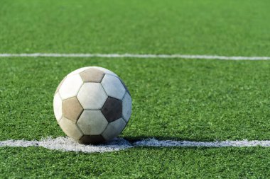 Bir çim üzerinde eski futbol topu. Hiçbir marka ile beyaz futbol topu. Yakın çekim.