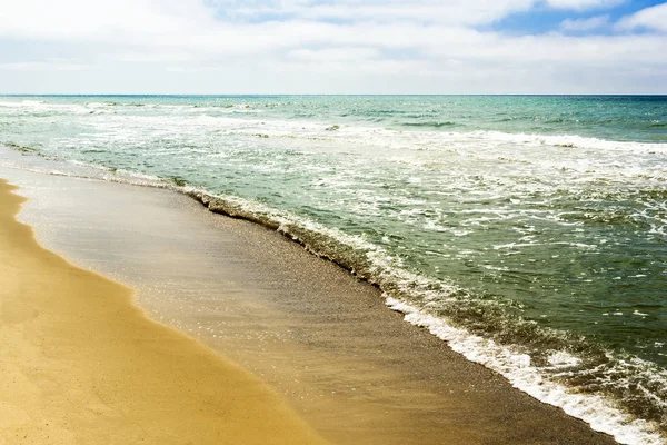 Ένα μέρος της παραλία και θάλασσα. Θαλασσογραφία, καλοκαίρι, ταξίδια, διακοπές έννοια. — Φωτογραφία Αρχείου