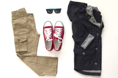 Beyaz çocuklar giysi üst görünüm moda trendy bakmak. Çocuk modası. Bahar, sonbahar çocuk kıyafet seti.