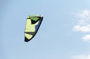 Kiteboarding uçurtma yakın çekim mavi gökyüzü bulutlu arka planda