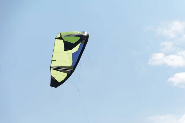 Kiteboarding kite närbild blå himmel med moln i bakgrunden — Stockfoto