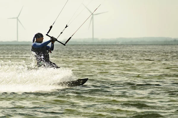 Kitesurfing Kiteboarding fotos de ação homem entre ondas vai rapidamente — Fotografia de Stock