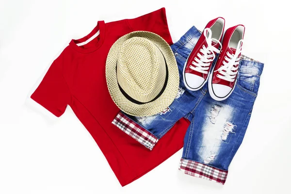 Kollázs meg a gyermekek ruhák. Kék és piros színű viselet a fehér koncepció tavaszi és nyári ruhákat. Közeli. — Stock Fotó