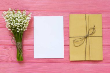 Metin, düz için kopya yer mockup buket ve boş tebrik kartı, hediye kutusu, zarf üstten görünüm ile yatıyordu