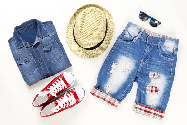 Colagem de roupas de verão e acessórios. Roupa de verão de casual em branco — Fotografia de Stock