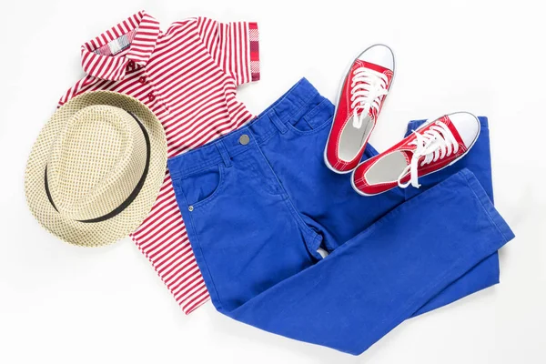Conjunto de colagem de roupas infantis. Cor azul e vermelha desgaste em uma primavera conceito branco e roupas de verão. Close-up . — Fotografia de Stock