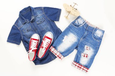 Şık Denim giysi seti, beyaz, düz yatıyordu, üst görünüm üzerinde çocuklar trendy moda giysi kolaj