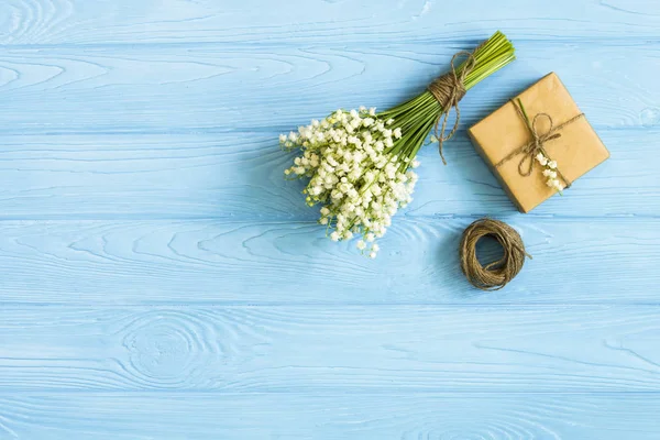 Caja de regalo con flor de primavera en escritorio de madera Fondo concepto de saludo. vista superior, plano , — Foto de Stock