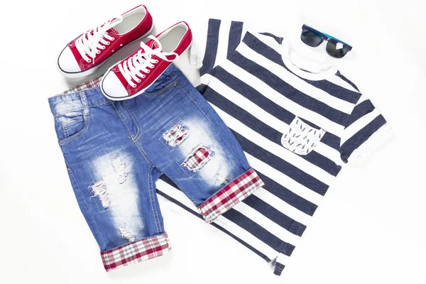 Kollázs meg a gyermekek ruhák. Kék és piros színű viselet a fehér koncepció tavaszi és nyári ruhákat. Közeli. — Stock Fotó