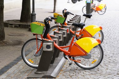 Kentsel ortamda elektrikli bisiklet kiralama istasyonu.