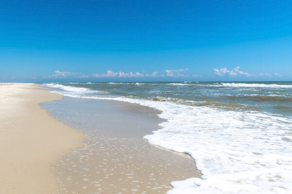 Пустое море и пляжный фон с копировальным пространством