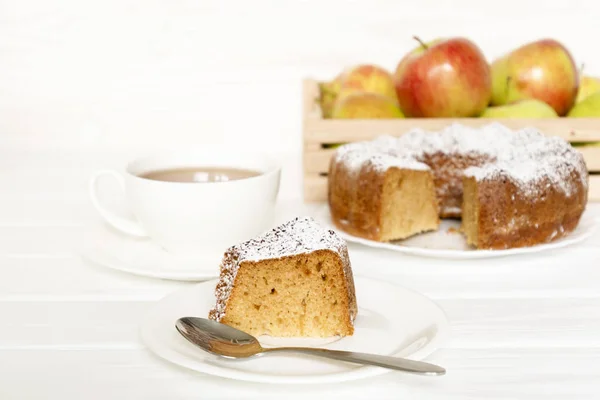 Morgens Stillleben mit Kuchen mit Pudertee und rohen Äpfeln auf weißem Tisch. ausgewählter Schwerpunkt — Stockfoto