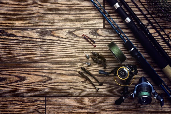Aparejos de pesca - pesca spinning, anzuelos y señuelos sobre fondo de madera oscura. Vista superior. Espacio-copia — Foto de Stock