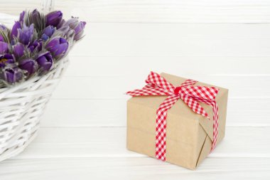 Hediye ve mor Anemon metin için boşluk ile beyaz arka plan üzerinde sepet içinde. Tebrik kartı