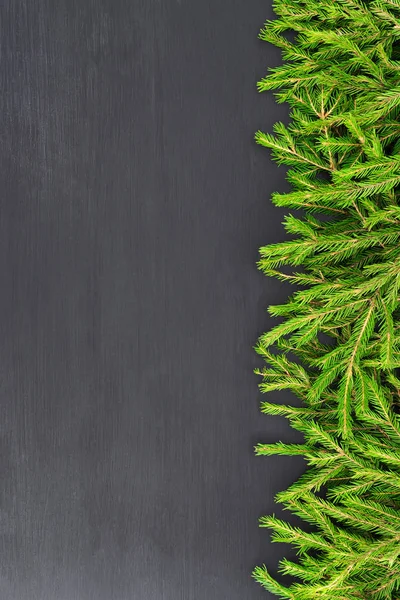 크리스마스 프레임 심장 모양의 검은색 나무에 자연 전나무 분기의 만든. 평면 위치, 최고 보기 — 스톡 사진