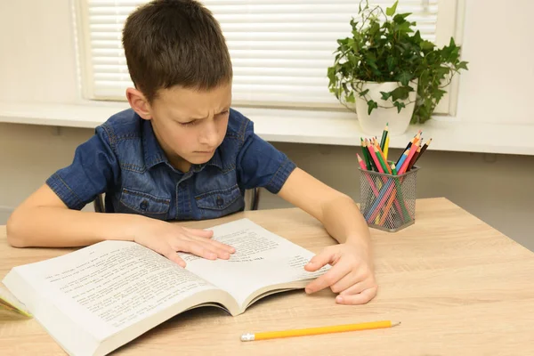 Yalnız ev ödevi yaparken kitap okuma ufaklık konsantre — Stok fotoğraf