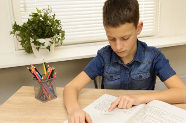  Yalnız ev ödevi yaparken kitap okuma ufaklık konsantre